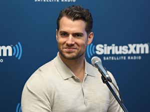 Henry Cavill Diet Air Sampai Dehidrasi Demi Adegan Mandi di The Witcher Henry Cavill Diet Air Sampai Dehidrasi Demi Adegan Mandi di The Witcher