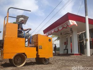 Alat Berat Mini Buatan Sariman Berhasil Pikat Pelanggan Pertama