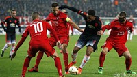 Anthony Martial berusaha melewati tiga pemain Midtjylland. Paul Childs/Reuters/detikFoto.
