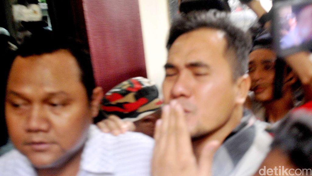 Kiss Bye  Saipul Jamil Saat Kembali ke Penjara Kiss Bye  Saipul Jamil Saat Kembali ke Penjara
