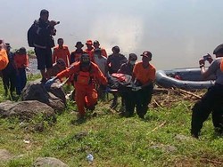 Jasad Slamet Terjun dari Jembatan Ditemukan di Sela Eceng Gondok