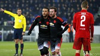 Memphis Depay (kiri) merayakan gol bersama Juan Mata (kanan). Depay berhasil membobol gawang lawan di menit ke-27. Paul Childs/Reuters/detikFoto.