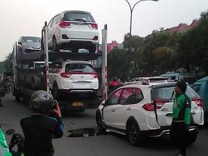 Tersangkut Kabel, Honda BR-V Jatuh dari Truk Pengangkut di Kelapa Gading