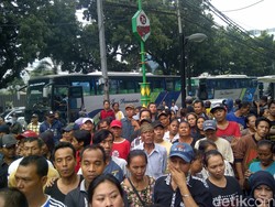 Dipimpin Razman, Ratusan Warga Kalijodo Demo ke DPRD