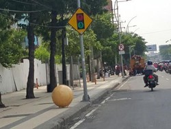 Ini Cara Risma Melindungi Pejalan Kaki dari Terjangan Kendaraan Bermotor