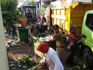 Risma Mengawali Hari Jumat dengan Kerja Bakti