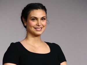 Kenalan dengan Morena Baccarin Si Cantik Pacar Deadpool