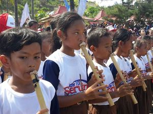 Wow! 1.001 Siswa Main Seruling di Pantai Klayar
