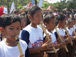 Wow! 1.001 Siswa Main Seruling di Pantai Klayar