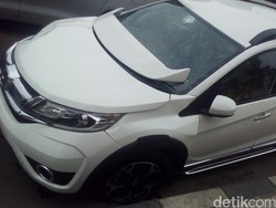 Tersangkut Kabel Listrik, Honda BR-V Terjatuh dari Truk Trailer