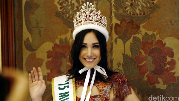 Miss International 2015 Cantik Bermahkota di Jakarta