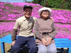 Pria Ini Habiskan 20 Tahun Tanam Ribuan Bunga untuk Istrinya yang Tuna Netra