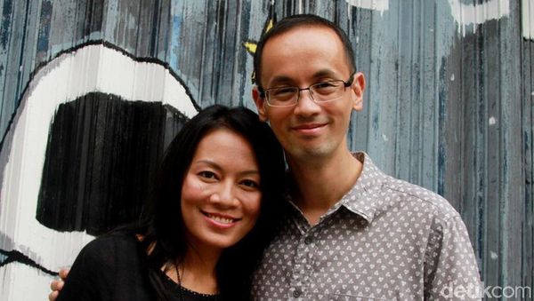 Kemesraan Dewi Lestari dan Suami