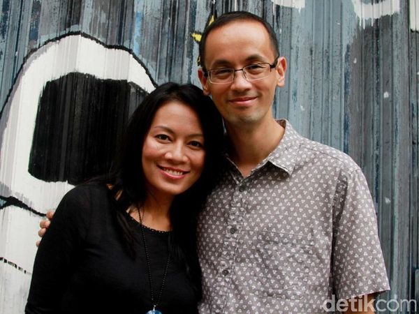 Kemesraan Dewi Lestari dan Suami