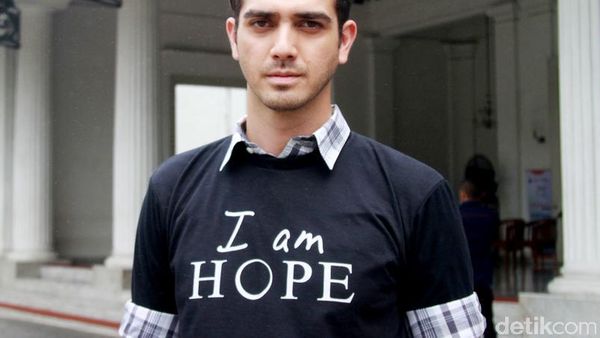 Hot Daddy, Fachri Albar Bergaya Kasual