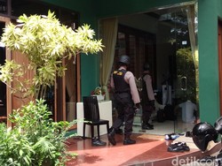 OTT Pejabat MA, Polisi Bersenjata Laras Panjang Geledah Rumah Bos PT CGA