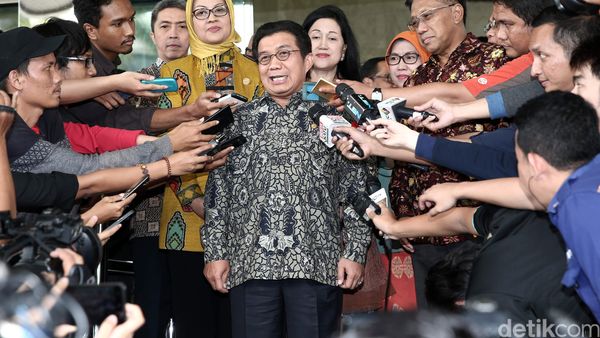 Ketua Dewan Komisioner OJK Datangi KPK