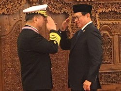 Laksamana Jung Ho-Sub Terima Bintang Kehormatan dari Jokowi