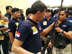 Polisi Temukan  400 Anak Panah di Kafe Daeng Aziz, Diduga untuk Serang Aparat