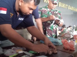 Tertibkan Asrama TNI, TNI-Polri Amankan Beragam Narkoba dan Bandar Togel