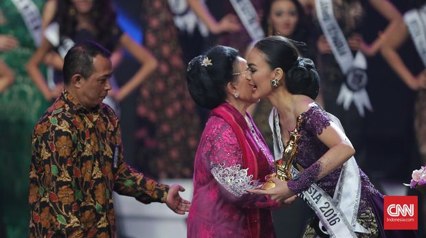 Mahkota Puteri Indonesia Kezia Roslin Cikita Warouw, sempat terjatuh ketika menerima ucapan selamat dari Mooryati Soedibyo. Jakarta, Jumat, 19 Februari 2016. Indonesia/Adhi Wicaksono.