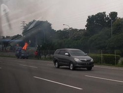 Mobil Pikap Terbakar di KM 6 Tol Jagorawi Arah Jakarta