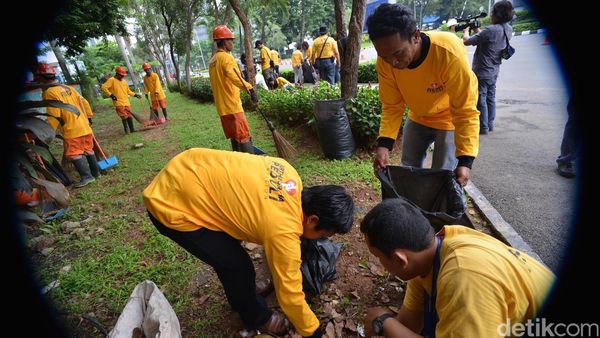 Aksi Bersih-bersih Sampah di SCBD