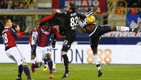 Antonio Mirante berusaha mengamankan gawangnya dari serangan para pemain Juventus. Stefano Rellandini/Reuters/detikFoto.