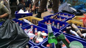 Polisi Amankan Miras dan Kondom di Kalijodo