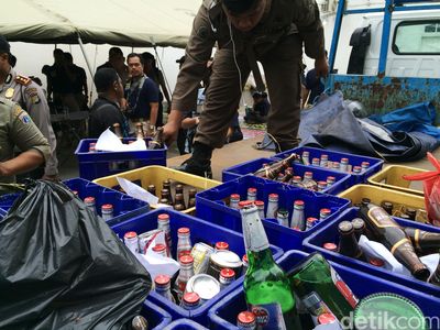 Polisi Amankan Miras dan Kondom di Kalijodo