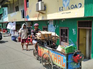 Para Tukang Loak Meraup Untung dari Kalijodo