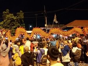 Ribuan Warga Yogya Padati Karnaval Naga Batik Raksasa di Malioboro