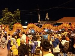 Ribuan Warga Yogya Padati Karnaval Naga Batik Raksasa di Malioboro