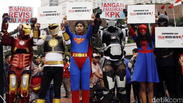 Aksi Superhero Tolak Revisi UU KPK