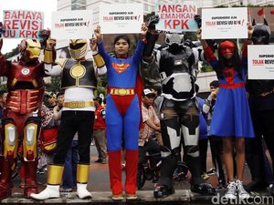 Aksi Superhero Tolak Revisi UU KPK