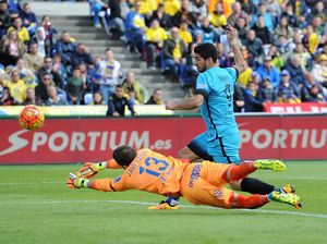 Suarez-Neymar Bawa Barca Atasi Las Palmas 2-1