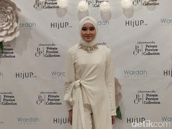 Busana Muslim Koleksi Terbaru Ria Miranda Dibalut Nuansa Minang