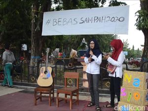 Peringati Hari Sampah, Warga Lamongan Pungut Sampah dan Gelar Cap Tangan