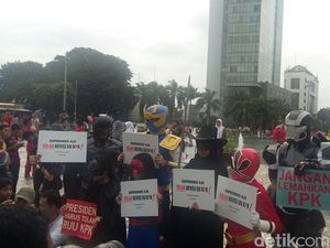 Berkostum Superhero, 8 Orang ini Serukan Tolak Revisi UU KPK