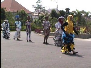 Peringati Hari Sampah, Warga Tasikmalaya Fashion Show Busana Sampah