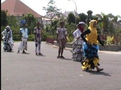 Peringati Hari Sampah, Warga Tasikmalaya Fashion Show Busana Sampah