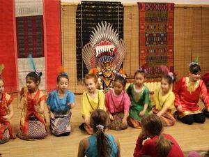 Sambut Musim Semi, Warga Hungaria Mainkan Tari-tarian Indonesia