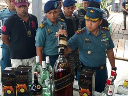 TNI AL Tangkap 5 Orang Penyelundup Miras Rp 2 Miliar dari Malaysia