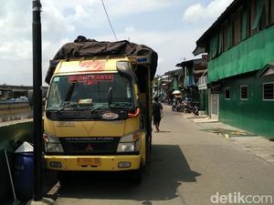 Warga Kalijodo Pilih Pulang Kampung, Sewa Truk untuk Bawa Barang-barang