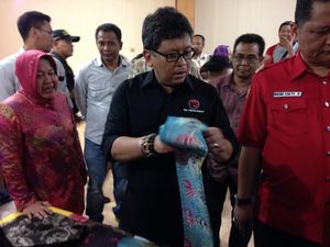 Kunjungi Eks Dolly Bareng Risma, Hasto Belikan Batik Biru Buat Mega