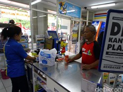 Belum Semua Minimarket di Bandung Terapkan Plastik Berbayar