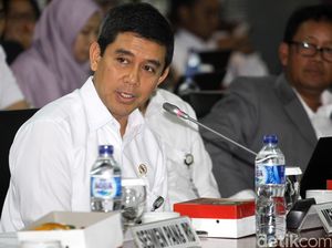 Penjelasan Menteri Yuddy Chrisnandi Soal Mobil Dinas Bersifat Melekat Penjelasan Menteri Yuddy Chrisnandi Soal Mobil Dinas Bersifat Melekat
