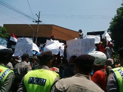 Warga Demo Pemkab Pasuruan Tuntut Pencabutan SK Pemecatan Kades