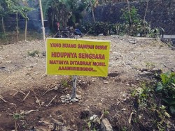 Lagi Spanduk Lucu, Mengutuk Mereka yang Buang Sampah Seenaknya!