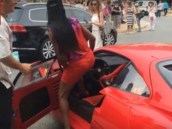 Saat Wanita dengan Sepatu Hak Tinggi Menunggangi Si Kuda Jingkrak